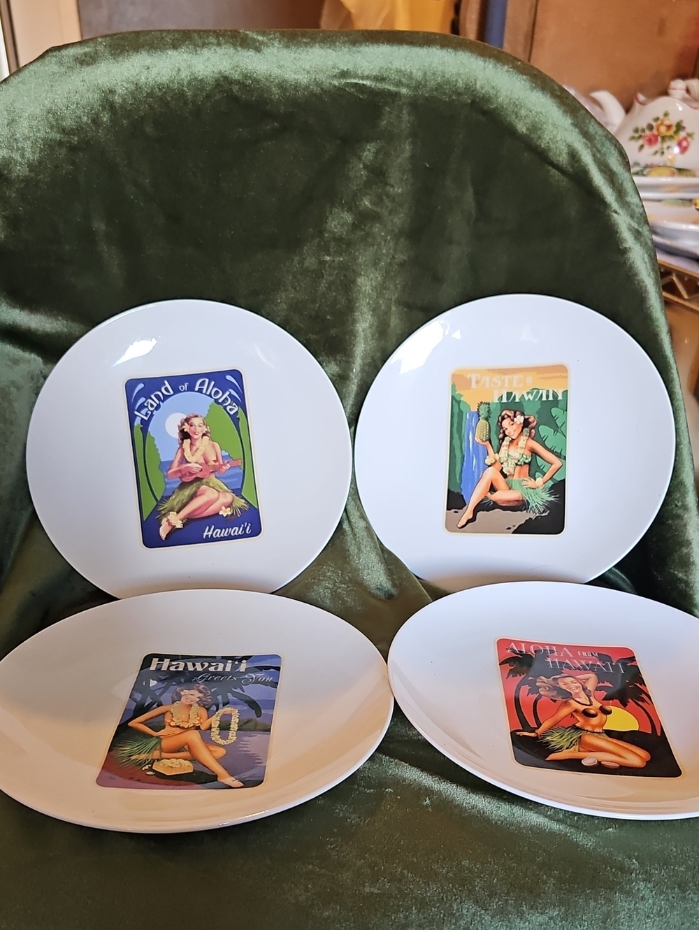 ISLAND HERITAGE Blue,Green,Red  Hawaiian Retro Decal Dinner Plates - Set of 4